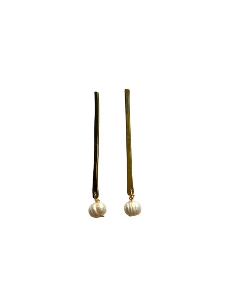 AMANÁ PENINA - Pearl Brass Bar - Earrings